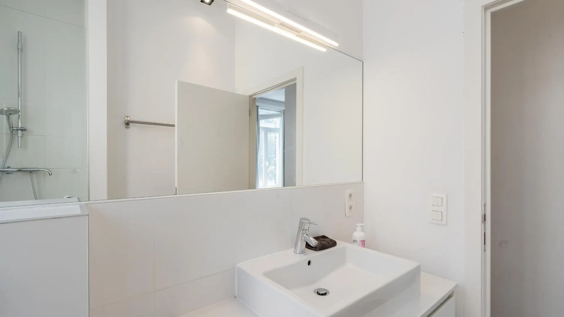 Beautiful Modern Apartment In The Heart Of Antuérpia 0*,  Bélgica